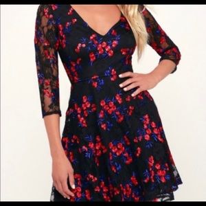 Lulu’s V-neck Lace Dress